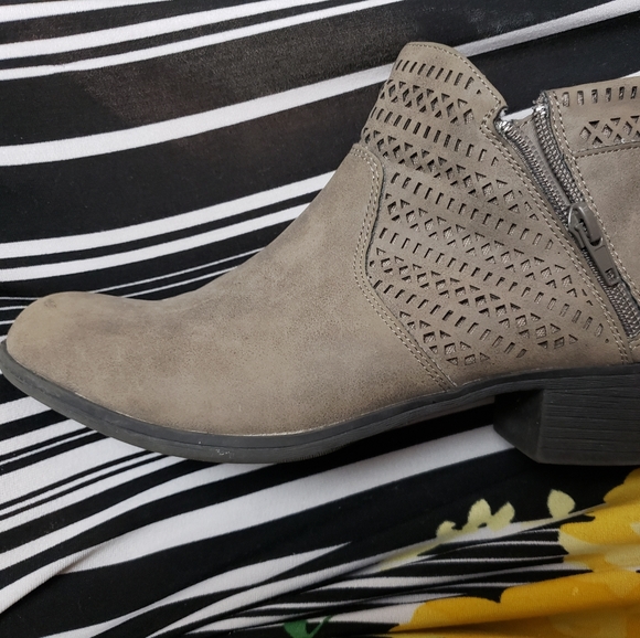 Boot - Picture 2 of 5